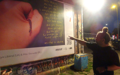 Max Skorwider prezentuje w Berlinie billboard zrealizowany wspólnie z artystka z Kijowa Katją Libkin