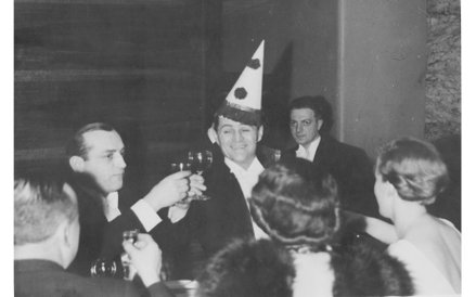 1935r. w lokalu Adria w Warszawie?. Toast noworoczny. Widoczni m.in. aktorzy: Adolf Dymsza (w czapce