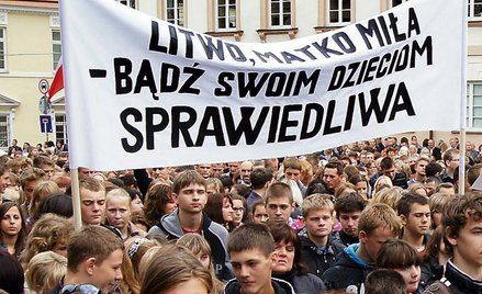 Manifestacja polskiej młodzieży przed Pałacem prezydenckim w Wilnie, 2 września