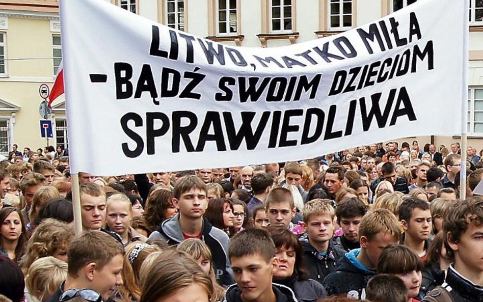 Manifestacja polskiej młodzieży przed Pałacem prezydenckim w Wilnie, 2 września