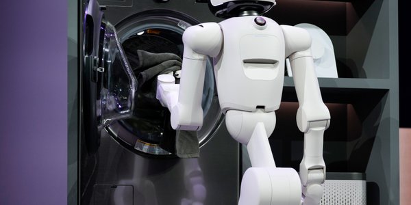 Humanoidy wchodzą do fabryk i domów: Chiny kontra USA w wyścigu robotów