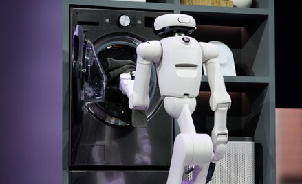 Robot LG CLOiD wkłada ręcznik do pralki. Humanoidy domowe to nowy kierunek rozwoju robotyki