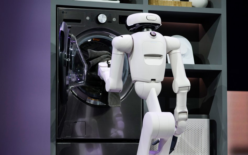 Robot LG CLOiD wkłada ręcznik do pralki. Humanoidy domowe to nowy kierunek rozwoju robotyki
