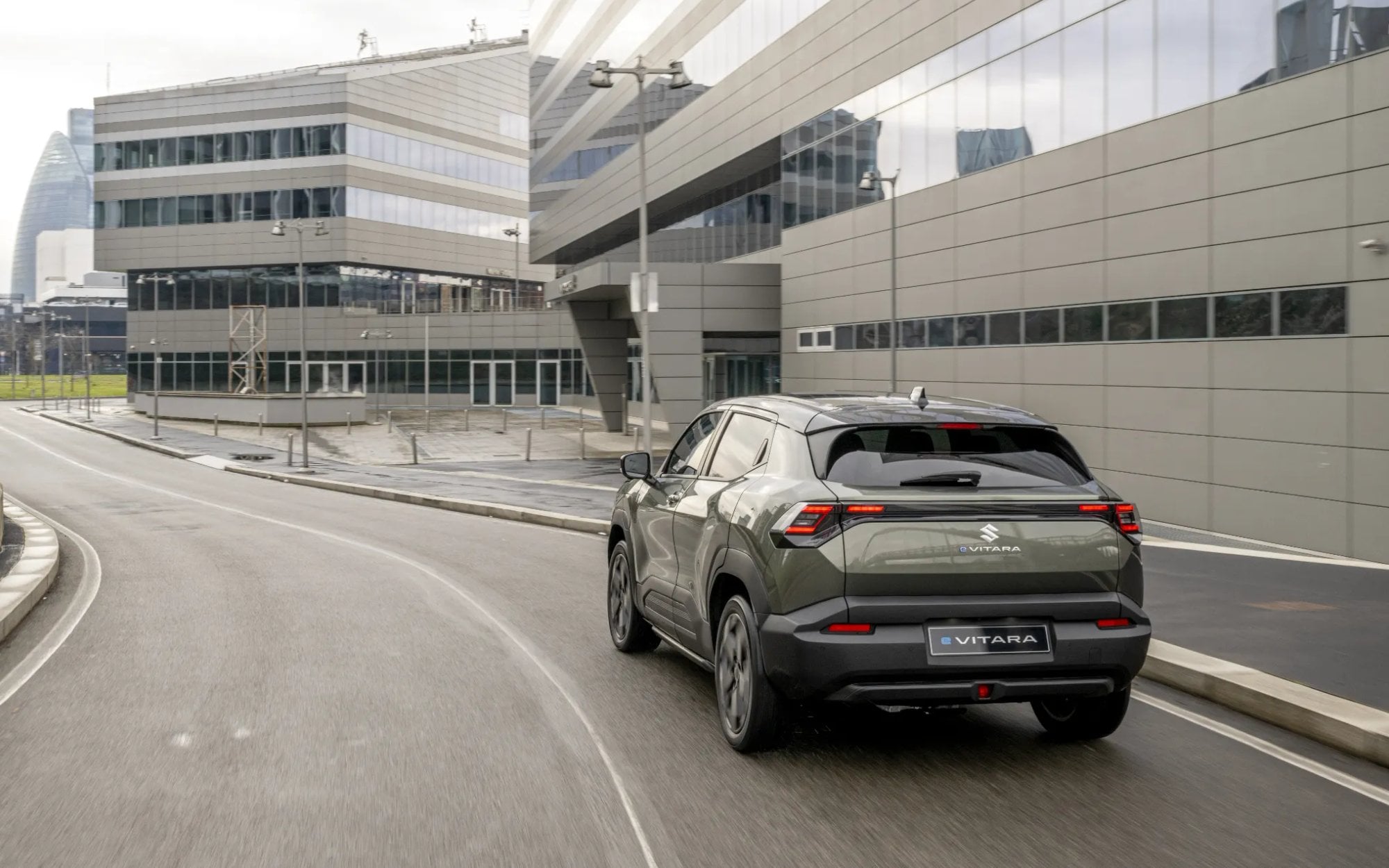Pierwszy elektryk Suzuki kusi oszczędnych klientów