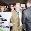 Akcja Greenpeace. Jan Szyszko obrzucony trocinami