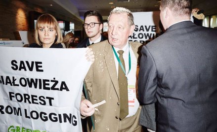 Akcja Greenpeace. Jan Szyszko obrzucony trocinami
