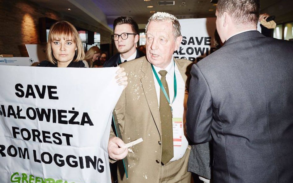 Akcja Greenpeace. Jan Szyszko obrzucony trocinami