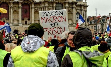 Sondaż: Macron ustąpił żółtym kamizelkom - i zyskał nieco popularności