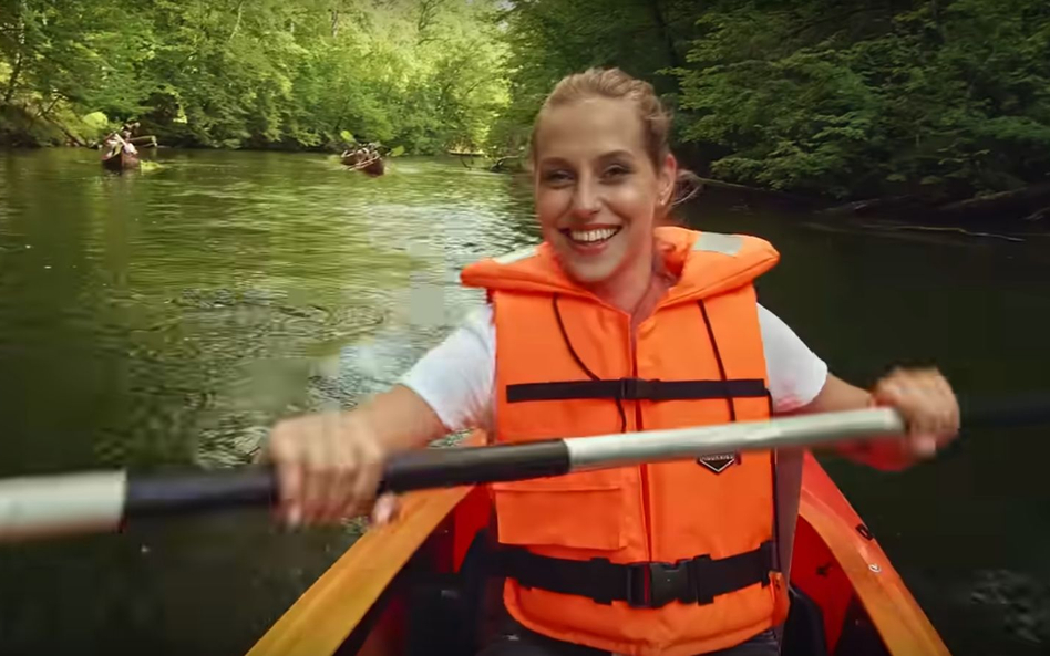 Spot reklamowy Warmii i Mazur promuje między innymi turystykę kajakową