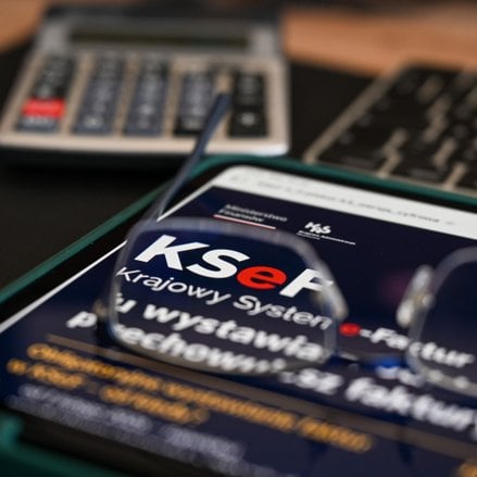 KSeF to centralna, nadzorowana przez skarbówkę baza faktur.