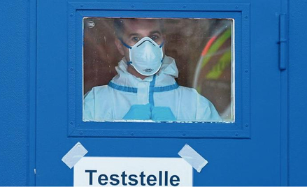 Stacja covidowej kontroli w niemieckim Kiefersfelden przy zamkniętej granicy z Austrią