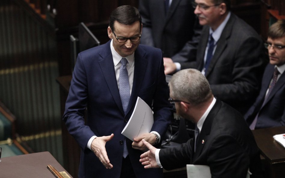 Premier Mateusz Morawiecki i poseł Grzegorz Braun, członek Rady Liderów Konfederacji