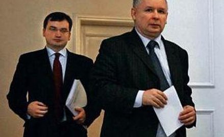 Na apel Zbigniewa Ziobry (z lewej) o rozliczenie winnych Jarosław Kaczyński mówi, że Ziobro powinien