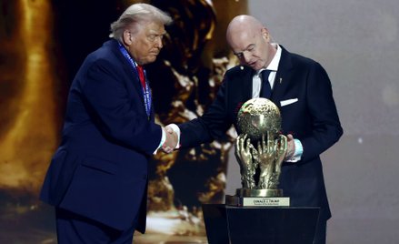 Moment wręcznie Donaldowi Trumpowi Pokojowej Nagrody FIFA, grudzień 2025
