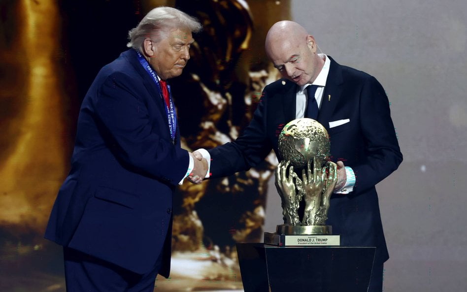 Moment wręcznie Donaldowi Trumpowi Pokojowej Nagrody FIFA, grudzień 2025