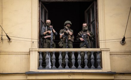 Członkowie grupy Wagnera stoją na balkonie budynku cyrku w Rostowie nad Donem