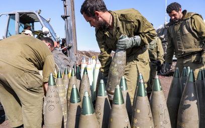 Izraelscy żołnierze rozładowują amunicję na granicy z Libanem