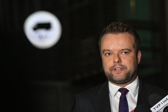 Rzecznik PiS Rafał Bochenek podczas wypowiedzi dla mediów po zakończeniu posiedzenia prezydium Komit