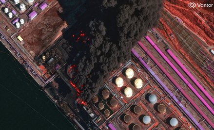 Zdjęcie satelitarne w podczerwieni przedstawia dym unoszący się nad rosyjskim portem bałtyckim Ust-Ł