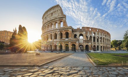 Współczesny Rzym: ruiny Koloseum – amfiteatru wzniesionego w latach 70–80 n.e. przez Wespazjana i Ty
