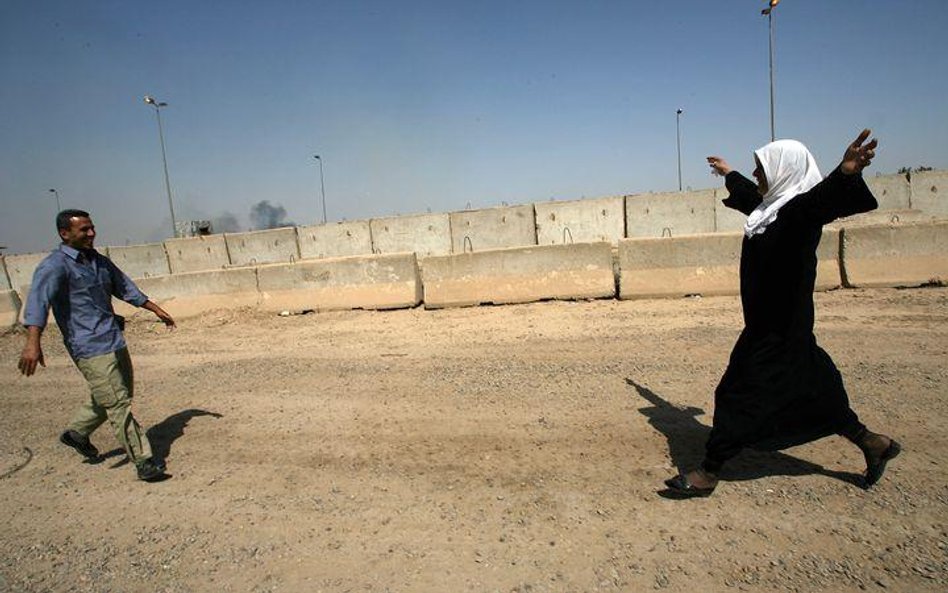 Irak. Matka witająca syna zwolnionego z amerykańskiego więzienia