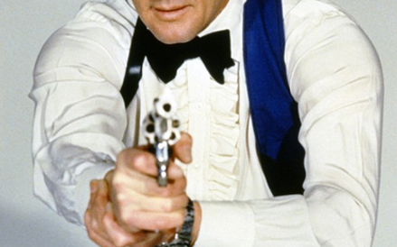 Brytyjski aktor filmowy znany przede wszystkim z ról Simona Templara w serialu „Święty” oraz Jamesa 