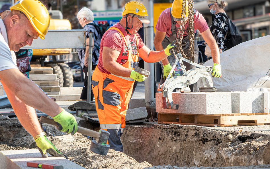 Prace wymagają precyzji i specjalistycznego sprzętu