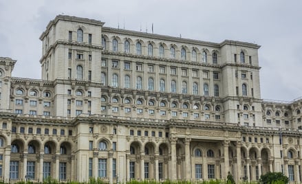 Według Księgi Rekordów Guinnessa Pałac Parlamentu w Bukareszcie jest najcięższym budynkiem na świeci