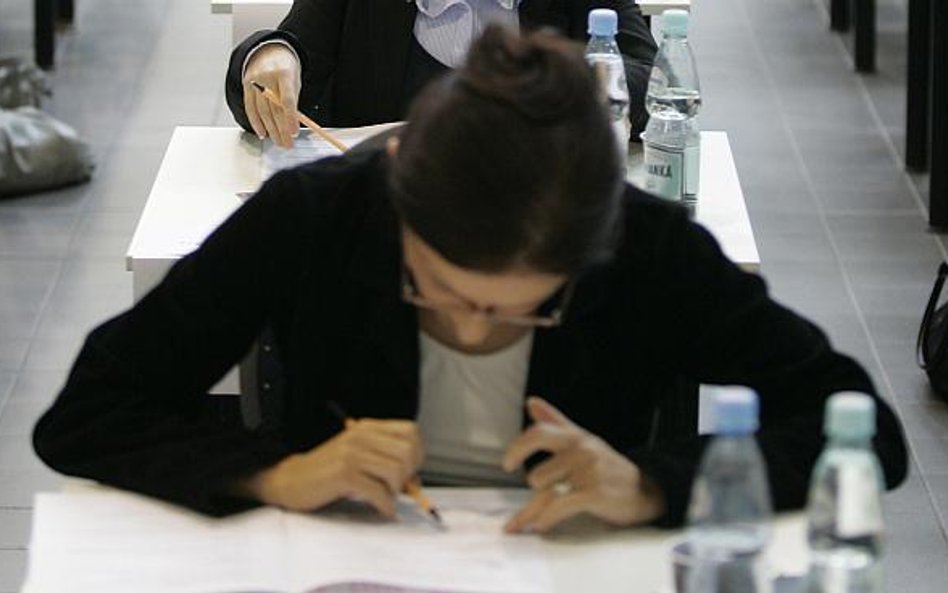 Egzamin na aplikacje: jedenaście tysięcy kandydatów zdaje w sobotę test