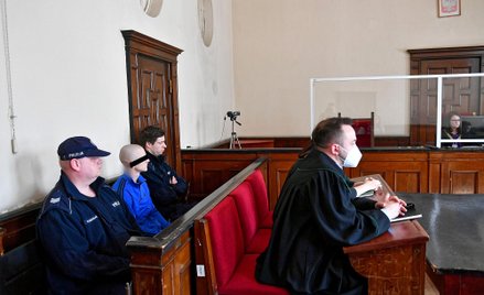 Jeden z trzech oskarżonych Oskar N.  na sali Sądu Rejonowego w Gdańsku Pozostali oskarżeni się nie s
