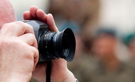 Ma kłopoty przez zdjęcie ambasady