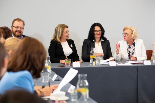 Od lewej: Tomasz Rowiński, dyr. Środowiskowego Centrum Zdrowia Psychicznego; Ewa Besztak, starosta w