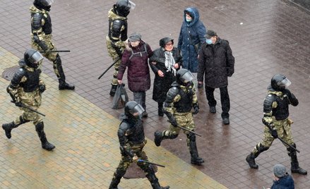 Funkcjonariusze białoruskich służb podczas wiecu przeciwko rządom Łukaszenki w Mińsku, listopad 2020