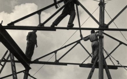 Młodzi syjoniści budują szkołę i odlewnię, ucząc się technik konstrukcyjnych, Werkdorp Nieuwesluis, 