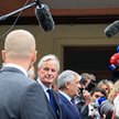 Premier Francji Michel Barnier (L) i szef włoskiego MSZ Antonio Tajani podczas spotkania w mieście V