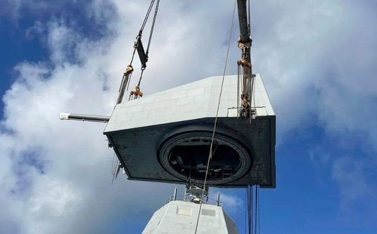 Montaż działka na pokładzie okrętu typu Zumwalt