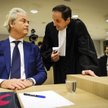 Geert Wilders dziś w sądzie, ze swoim adwokatem Geertem-Janem Knoopsem