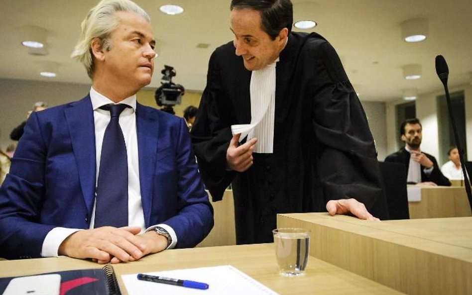 Geert Wilders dziś w sądzie, ze swoim adwokatem Geertem-Janem Knoopsem