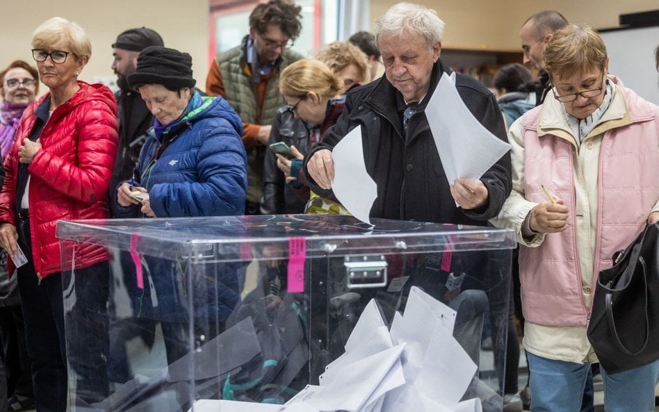 Głosowanie w jednym z lokali wyborczych w Warszawie