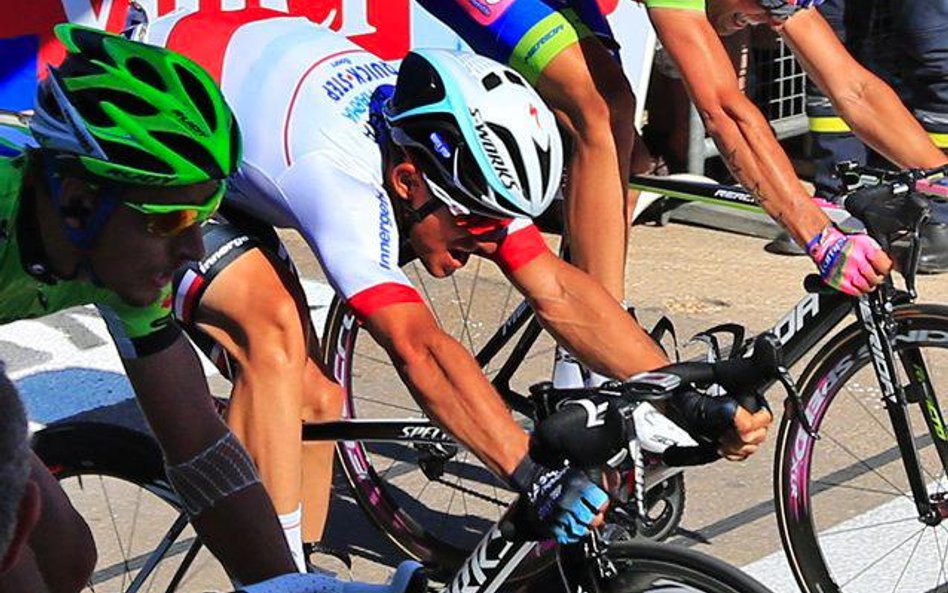 Michał Kwiatkowski jedzie dalej w białej koszulce