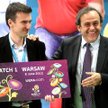 Pierwszy bilet wręczył osobiście szef UEFA Michel Platini (z prawej)