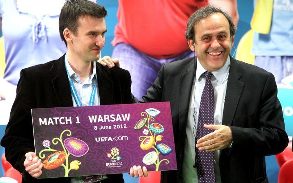 Pierwszy bilet wręczył osobiście szef UEFA Michel Platini (z prawej)