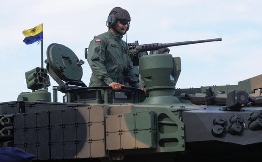 Żołnierz 20. Brygady Zmechanizowanej w czołgu K2 na defiladzie z okazji Święta Wojska Polskiego 15 s
