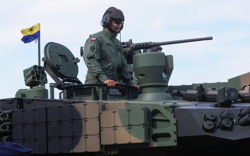 Żołnierz 20. Brygady Zmechanizowanej w czołgu K2 na defiladzie z okazji Święta Wojska Polskiego 15 s