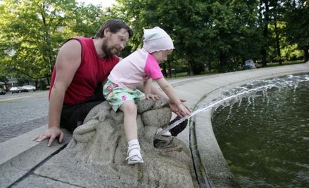 Pracujący tata może wziąć opiekę na dziecko