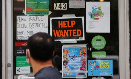 Pieszy mija tabliczkę z napisem „Poszukiwana osoba” w drzwiach sklepu z narzędziami w Cambridge w st