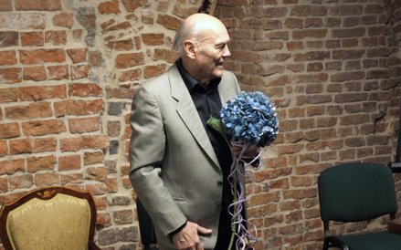 Prof. Gustaw Zemła w trakcie finisażu