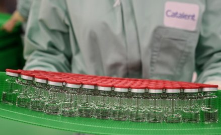 Covid-19: Bruksela ma umowę na 300 mln sztuk szczepionek