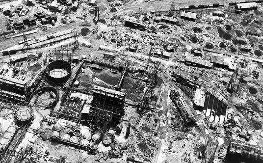Zniszczenia rafinerii w rejonie Tokio w wyniku nalotów B-29 podczas pięciu miesięcy skoncentrowanych