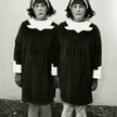 Sandro Miller, Diane Arbus, bliźniaczki jednojajowe, Roselle, New Jersey (1967), fotografia